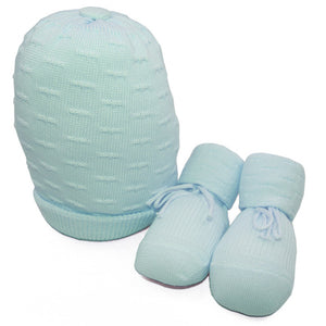 Hellblaue Babymütze und Socken
